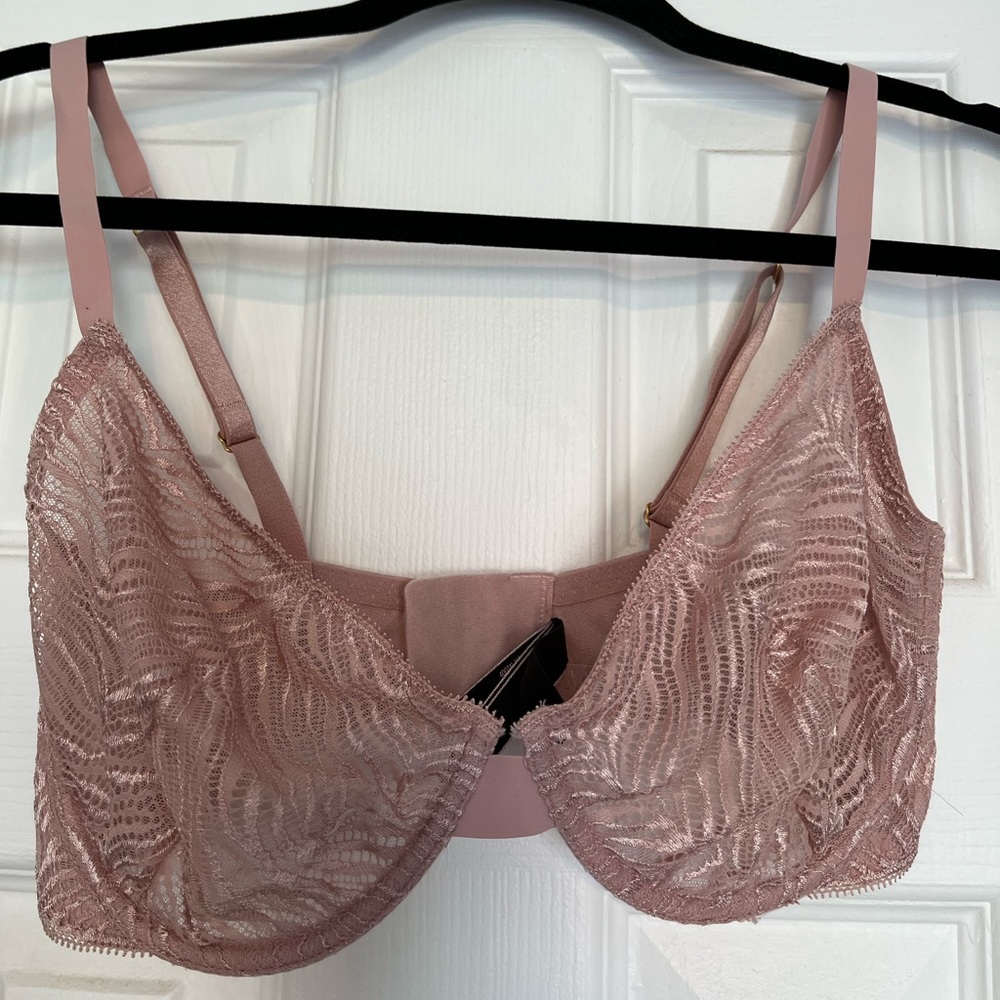 LIKE NEW Victoria’s Secret bra 34DDD